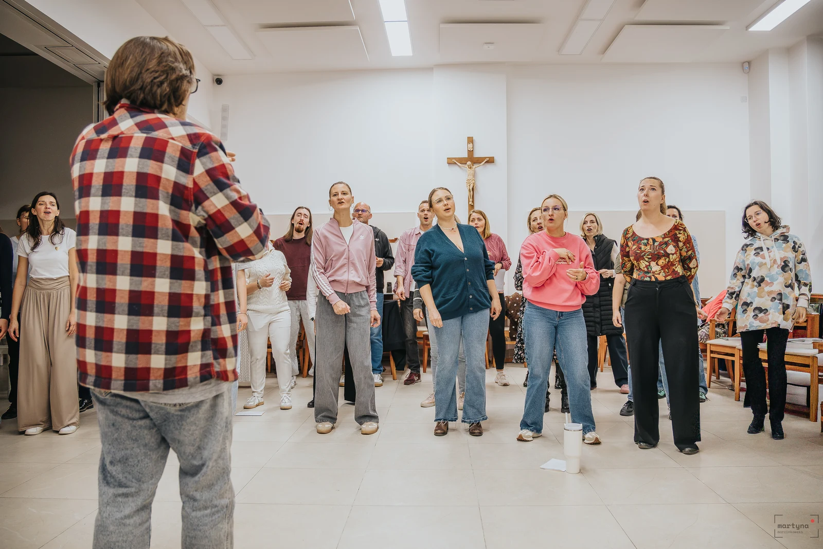 dyrygent prowadzi próbę chóru 4GOSPEL