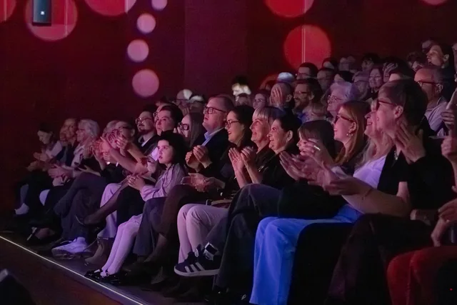 Publiczność oglądająca koncert z widowni.