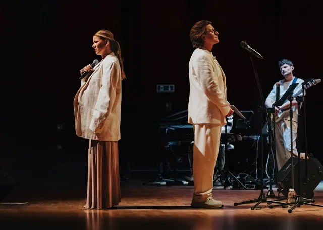 Solistka i dyrygent na scenie obok instrumentalistów.