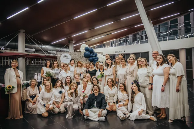 Grupowe zdjęcie chóru po koncercie w foyer.