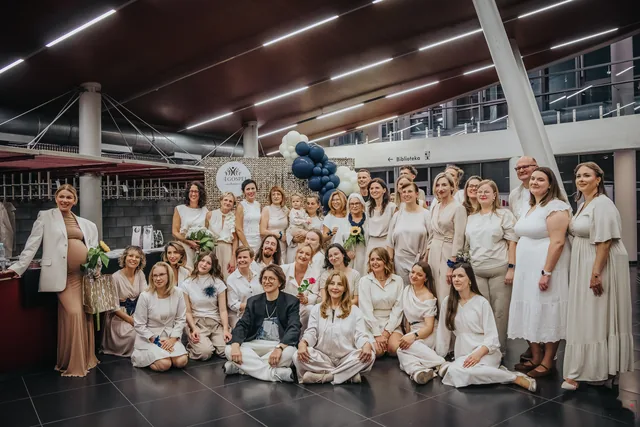 Chór pozujący do grupowego zdjęcia przy dekoracji 4GOSPEL.