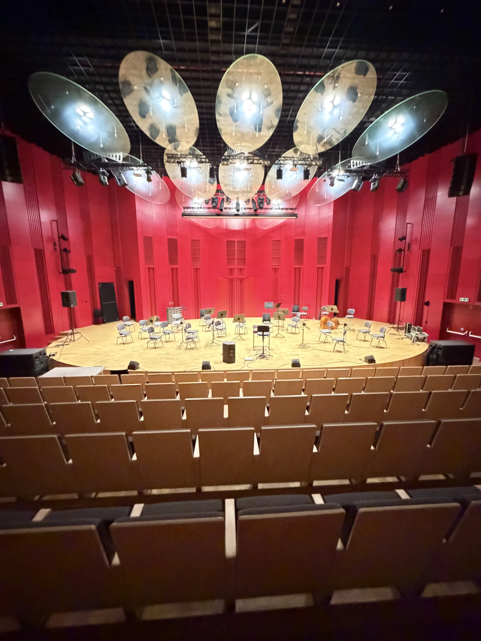 pusta sala koncertowa ze sceną i krzesłami w Mediatece w Tychach