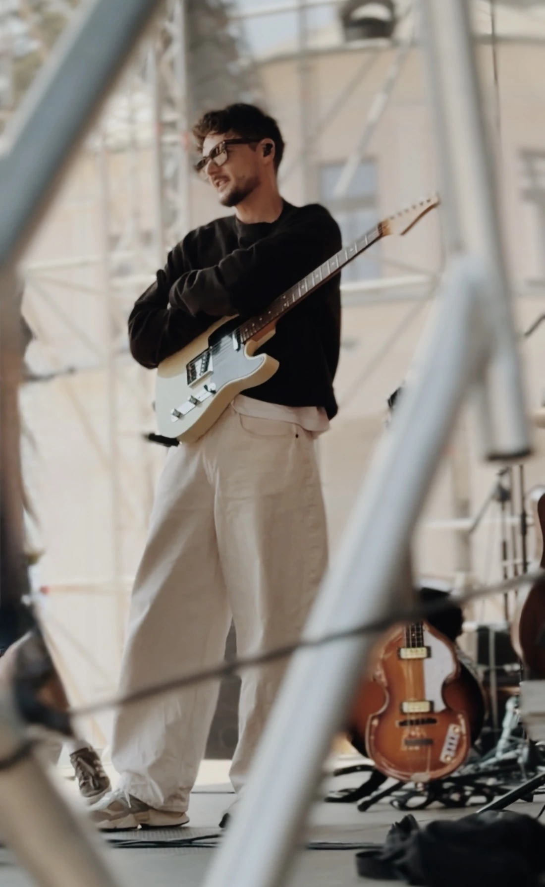 Adrian Staszuk z gitarą na scenie